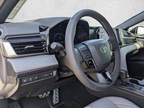 Used 2025 Toyota Camry SE image 8
