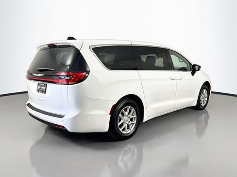 Used 2025 Chrysler Pacifica Select FWD image 7