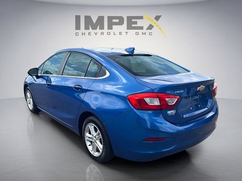 Used 2017 Chevrolet Cruze LT w/ Convenience Package FWD image 3