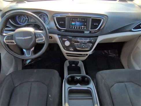 Used 2020 Chrysler Pacifica Touring image 15