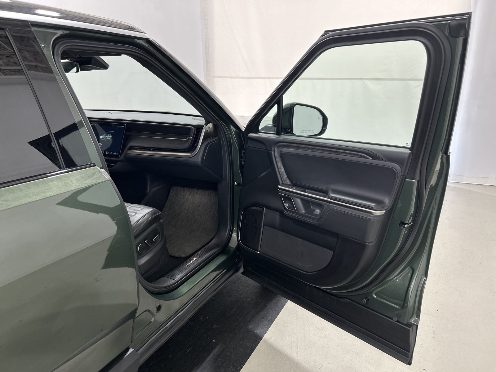 Used 2024 Rivian R1S Adventure Quad AWD/4WD image 17