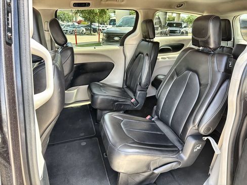 Used 2023 Chrysler Pacifica Touring-L FWD image 21