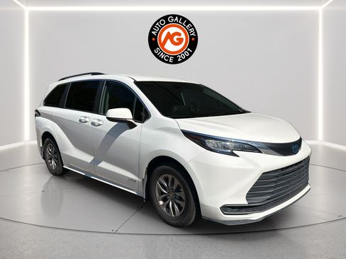 Used 2021 Toyota Sienna LE FWD image 1