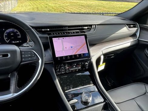 New 2025 Jeep Grand Cherokee Limited w/ Black Appearance Package image 8