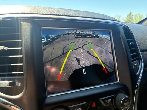 Used 2018 Jeep Grand Cherokee Laredo AWD/4WD image 18