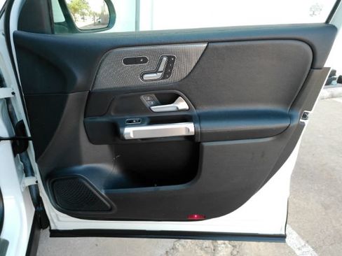 Used 2021 Mercedes-Benz GLB 250 w/ Premium Package image 17