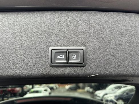 Used 2019 Audi e-tron Premium Plus image 41