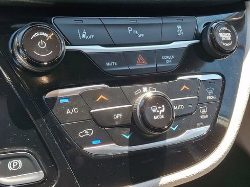 Used 2023 Chrysler Pacifica Touring-L FWD image 16