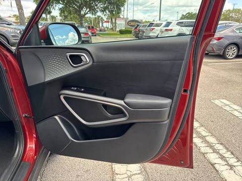 Used 2025 Kia Soul LX w/ LX Technology Package FWD image 13