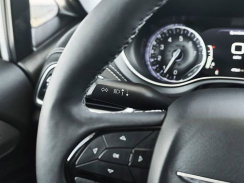 Used 2025 Chrysler Pacifica Limited image 26