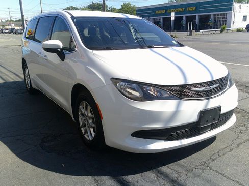 Used 2023 Chrysler Voyager LX FWD image 4