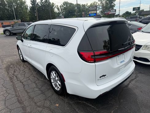 Used 2024 Chrysler Pacifica Touring-L FWD image 3
