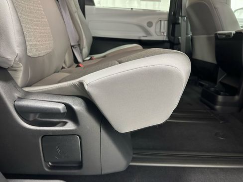 Used 2025 Toyota Sienna LE image 54