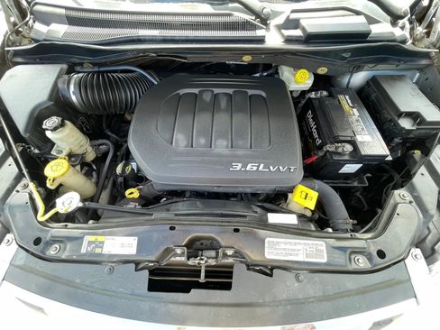 Used 2014 Chrysler Town & Country Touring FWD image 32