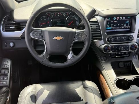Used 2020 Chevrolet Suburban LT w/ Luxury Package RWD image 13