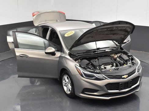 Used 2018 Chevrolet Cruze LT w/ Convenience Package FWD image 34