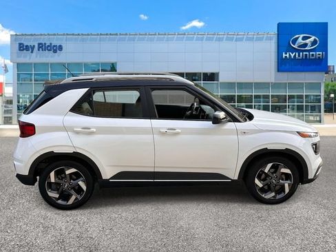 Used 2025 Hyundai Venue Limited FWD image 2