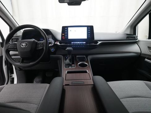 Used 2023 Toyota Sienna LE FWD image 5