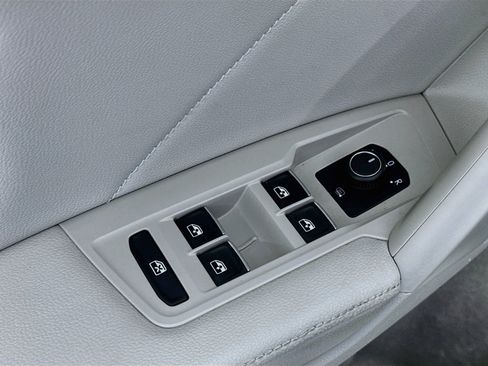 Used 2024 Volkswagen Tiguan SE FWD image 17