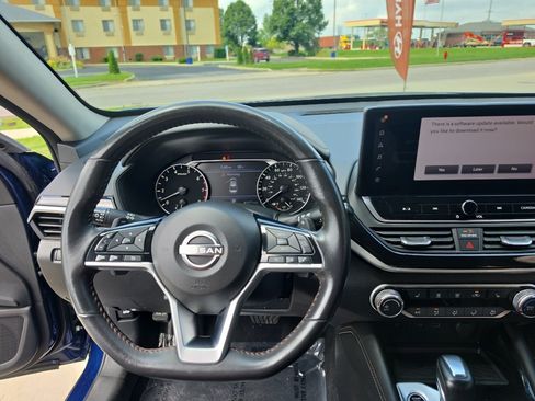 Used 2024 Nissan Altima 2.5 SR w/ SR Premium Package FWD image 9