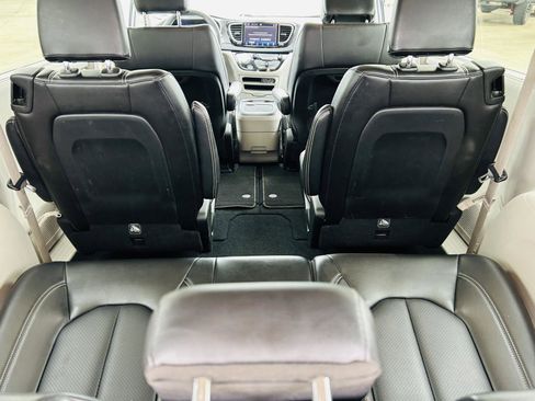 Used 2023 Chrysler Pacifica Touring-L image 29