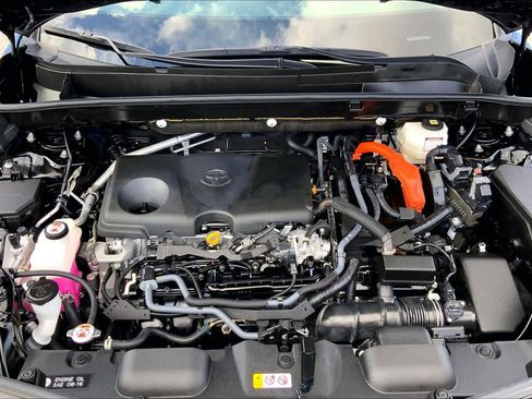 Certified 2024 Toyota Venza XLE image 31