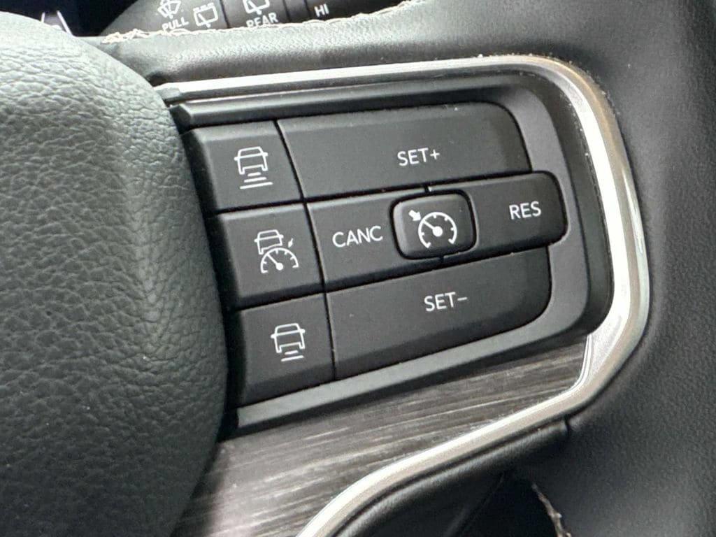 Used 2024 Jeep Wagoneer Series III AWD/4WD image 39
