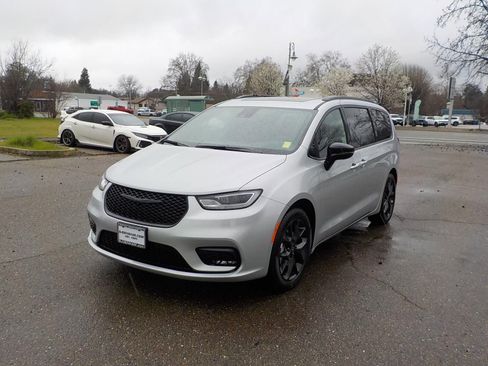 New 2026 Chrysler Pacifica Limited w/ S Appearance Package image 2