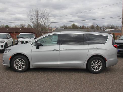 Used 2024 Chrysler Pacifica Touring-L FWD image 7