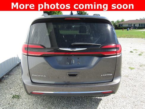 Used 2023 Chrysler Pacifica Limited FWD image 4
