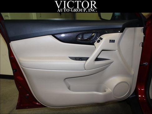 Used 2018 Nissan Rogue SL w/ Premium Package image 15