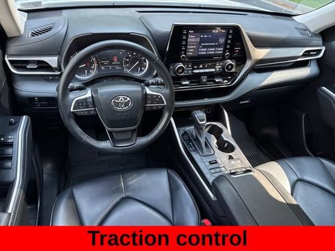Used 2022 Toyota Highlander XLE AWD/4WD image 24