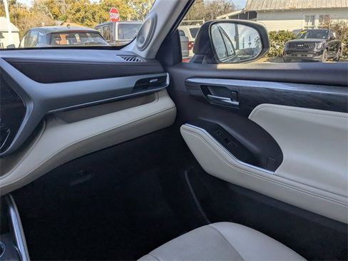 Used 2020 Toyota Highlander Limited image 16