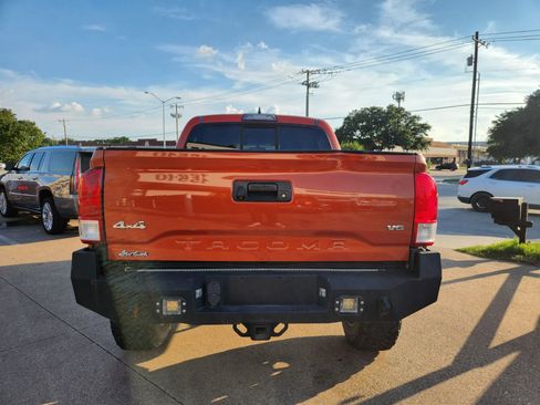 Used 2017 Toyota Tacoma SR5 w/ Tow Package AWD/4WD image 4