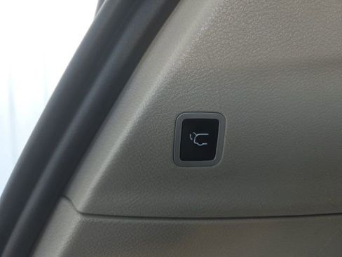 Used 2019 Chrysler Pacifica Touring-L image 10