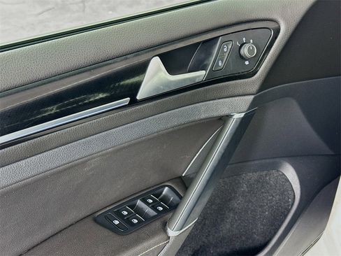 Used 2019 Volkswagen Golf R 4-Door image 18