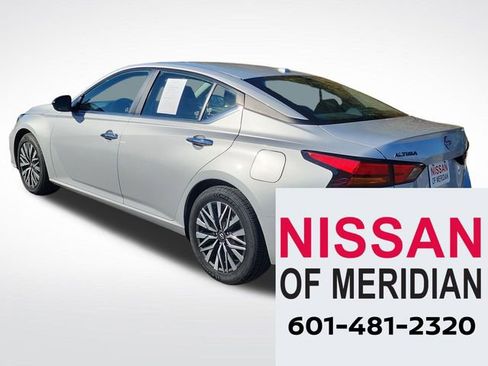 Used 2024 Nissan Altima 2.5 SV image 3