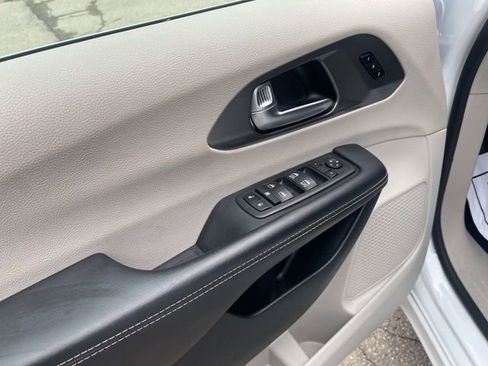 Used 2023 Chrysler Pacifica Touring-L FWD image 16