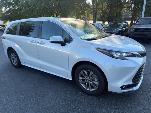 Used 2025 Toyota Sienna XLE FWD image 4