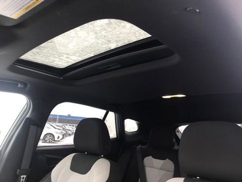 Certified 2024 Chevrolet Trax RS w/ Sunroof Package image 14