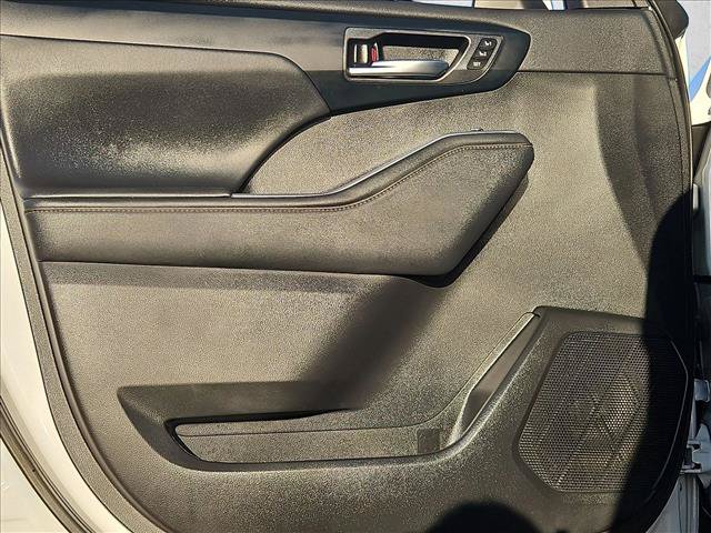 Used 2023 Toyota Highlander Bronze Edition FWD image 11