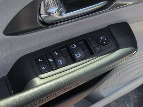 Used 2023 Chrysler Pacifica Touring-L FWD image 13