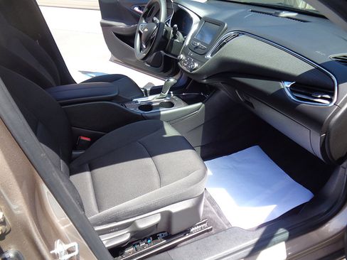 Used 2018 Chevrolet Malibu LT w/ LPO, Convenience Package 2 FWD image 11