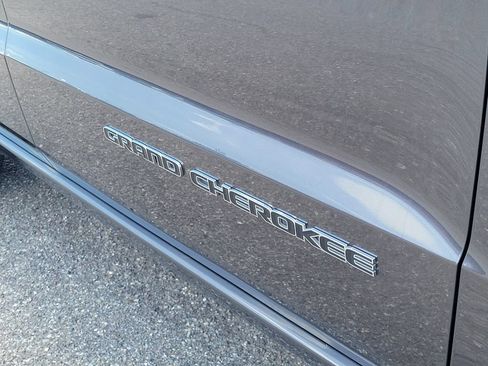 Used 2019 Jeep Grand Cherokee Overland AWD/4WD image 9