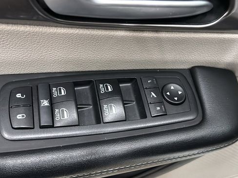 Used 2018 Chrysler Pacifica Limited image 24