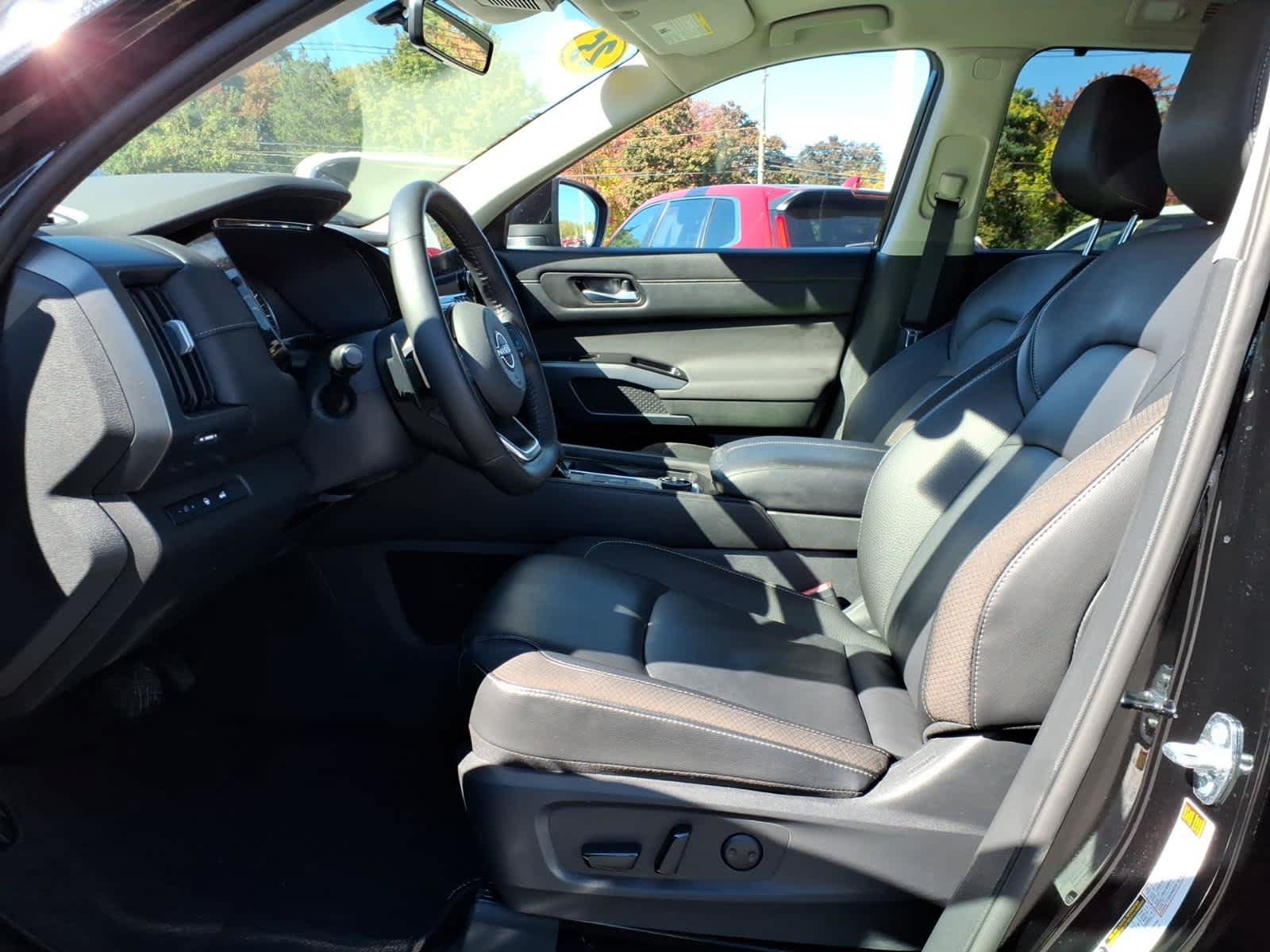 Used 2025 Nissan Pathfinder SL w/ Black Appearance Package AWD/4WD image 11