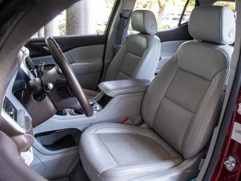 Used 2023 GMC Acadia SLT image 9