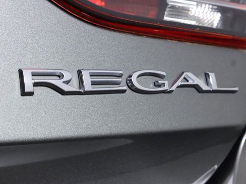 Used 2018 Buick Regal Preferred FWD image 32