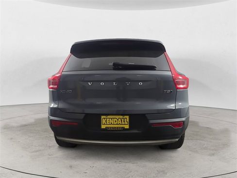 Used 2022 Volvo XC40 T5 Momentum image 4