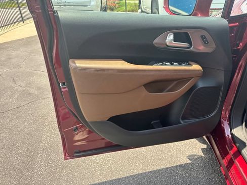 Used 2018 Chrysler Pacifica Limited FWD image 11